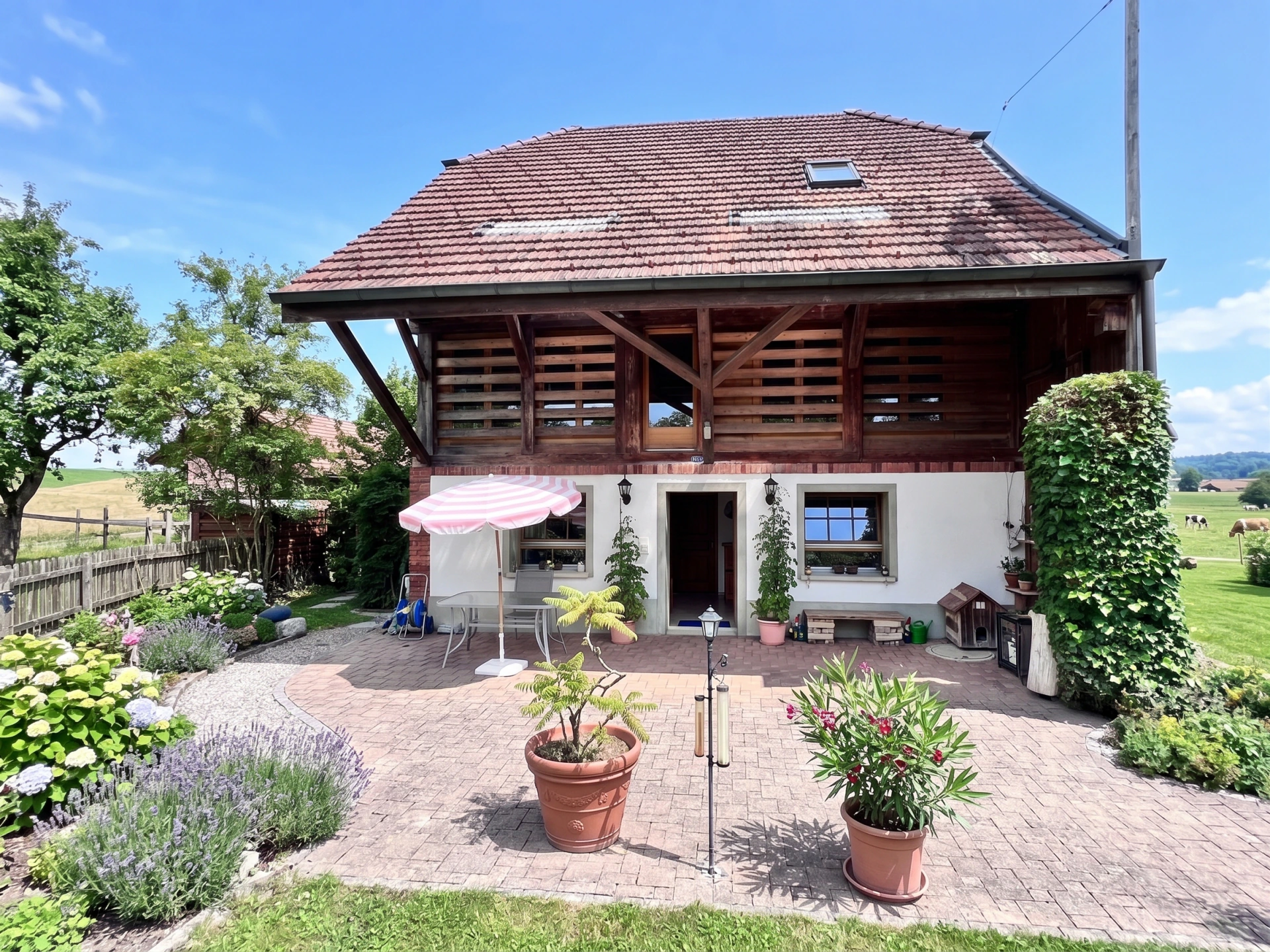Traditionelles Bauernhaus mit gedeckter Terrasse im Berner Oberland