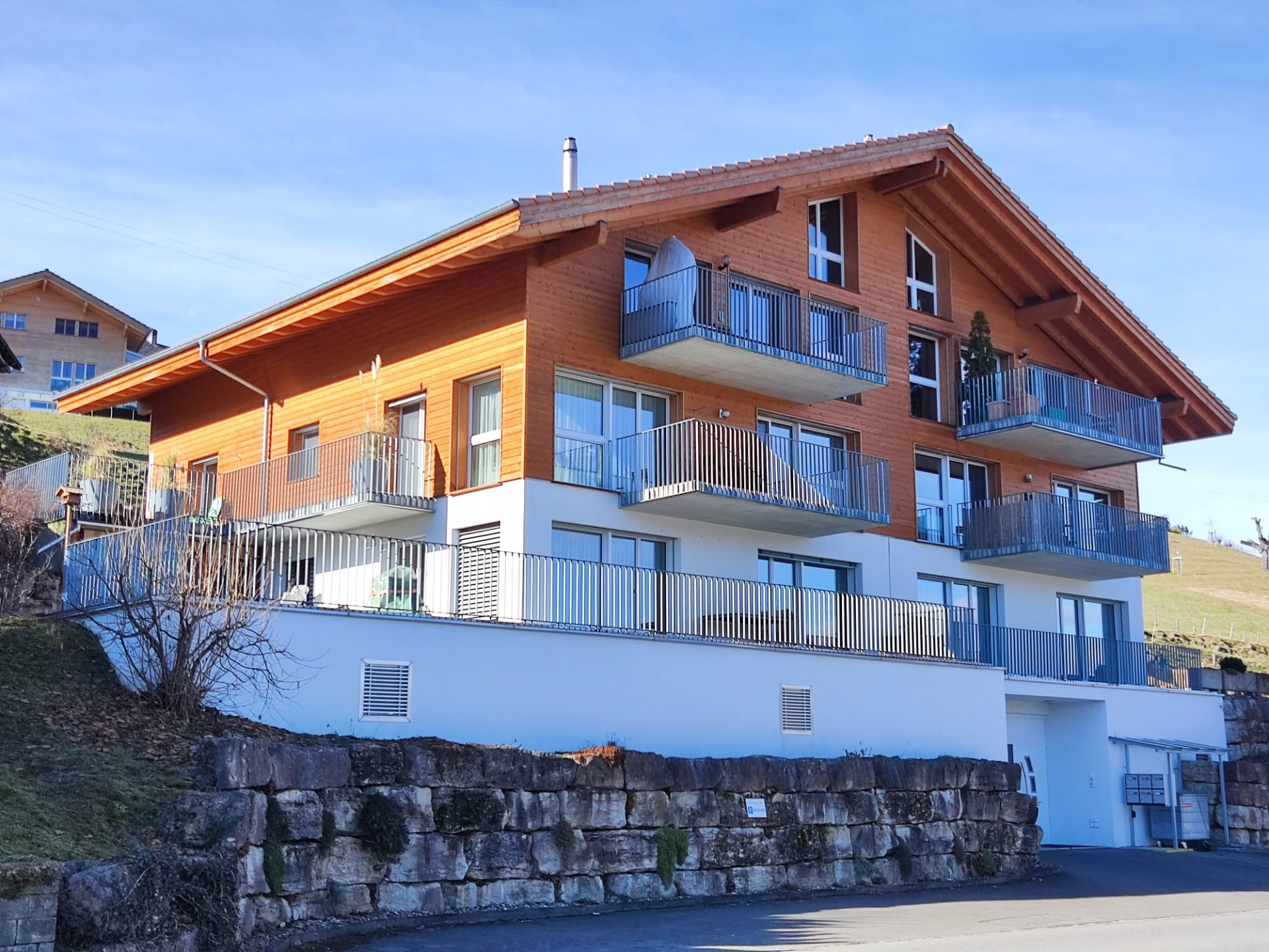 Modernes Chalet-Mehrfamilienhaus mit Balkonen im Berner Oberland