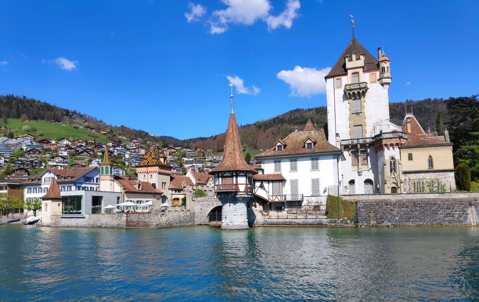 Schloss Oberhofen am Thunersee im Frühling