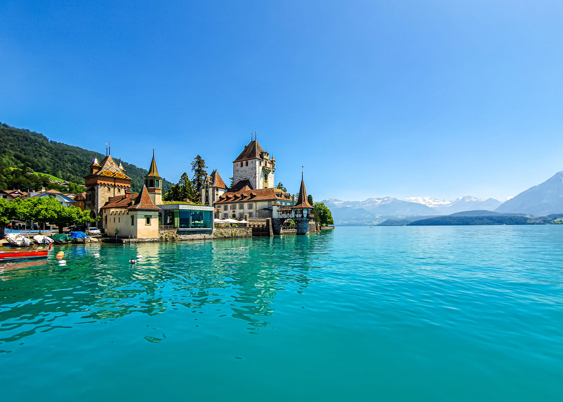 Schloss Oberhofen am Thunersee-Ufer mit Booten