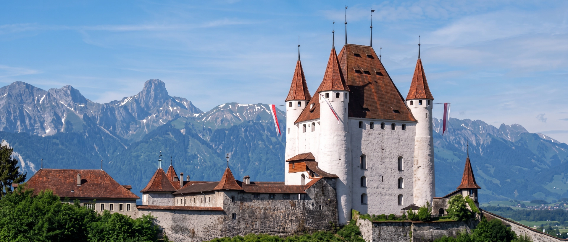 Schloss Thun vor der Stockhorn-Kette