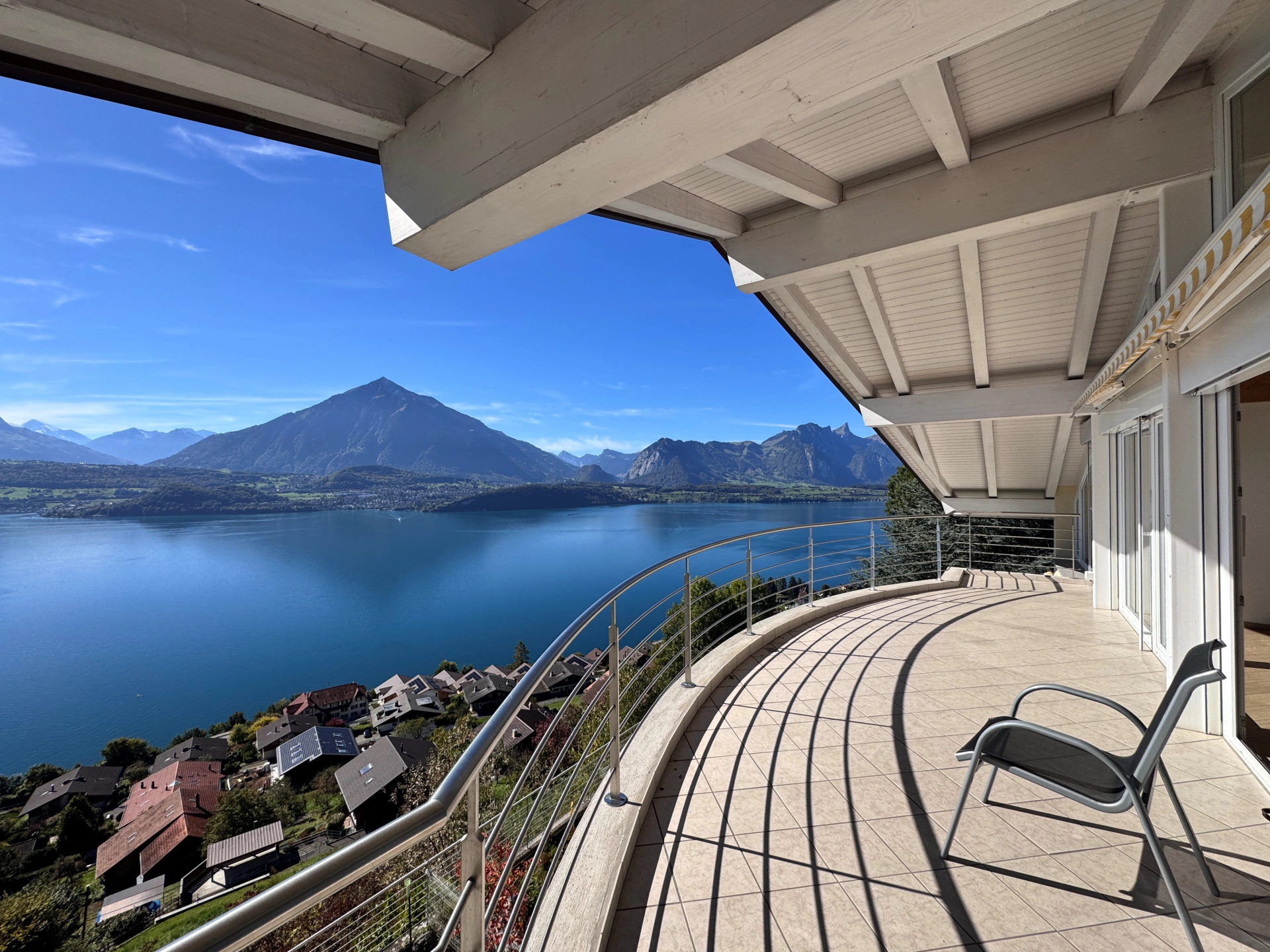 Gedeckte Terrasse mit Seesicht auf Thunersee und Niesen